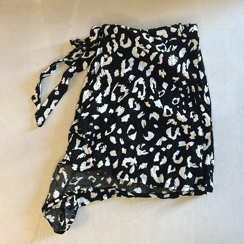 Lulu’s Cheetah print shorts (L) - Picture 5 of 13